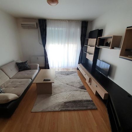 Urban Retreat Luxury Hideaway Apartment Oradea Exterior photo
